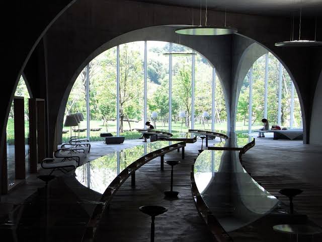 louhikasan's tweet photo. 多摩美術大学の図書館が理想的な空間すぎた。建物もインテリアも洗練されすぎてる…�� https://t.co/OBuKKq6Y4b