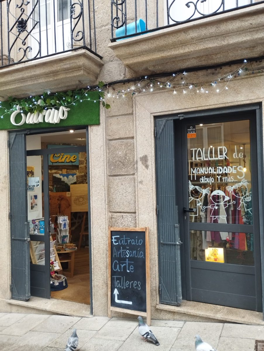 Moitos centros comerciais acaban con tendas de barrio.
En #vigo a tenda de artesanía #eutraio precisa un pequeno milagre. 
Tuiter #galicia ¿Axudades coa vosa máxia? 🤍🩵🤍