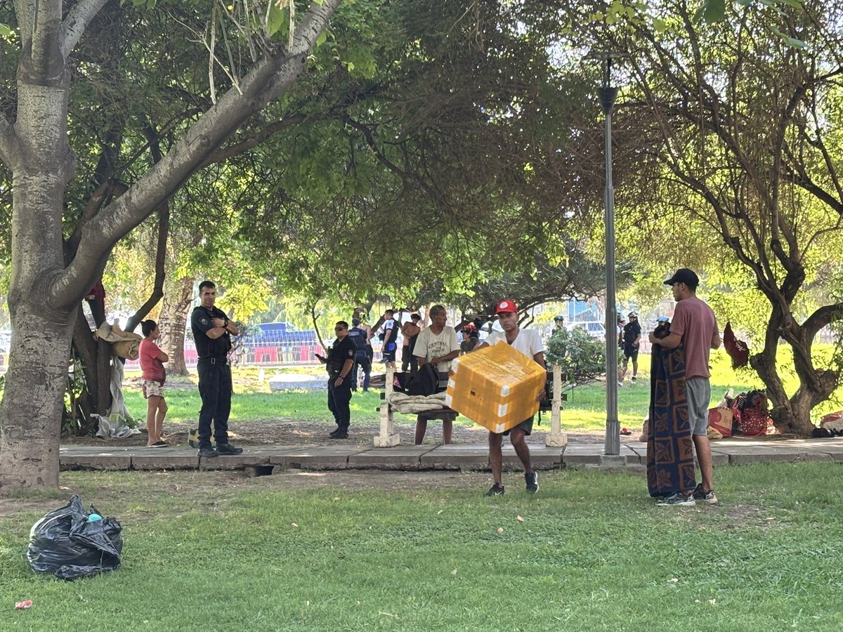 MATIPASCUALETTI's tweet photo. Amplio operativo policial frente al parque del Hospital Central, para sacar a la gente en situación de calle. Piden antecedentes y les avisan que viene el camión para llevarse colchones y pertenencias. Hay más de 20 personas. @radionihuil https://t.co/rA1z3iUUID