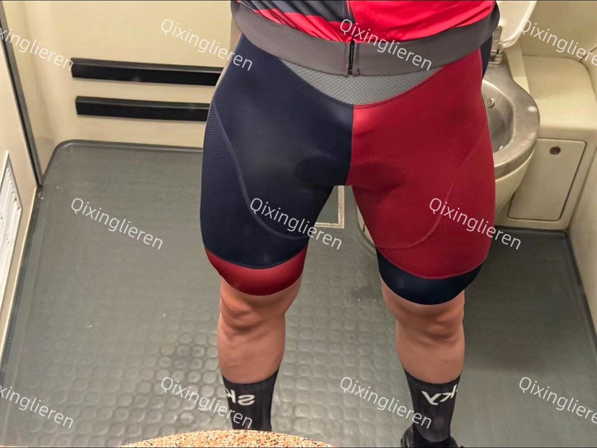 大年粗 3️⃣
是不是要三个大 1️⃣一起骑你
#骑行 
#骑行服 
#cycling
#紧身衣 
#cyclist 
#公路车