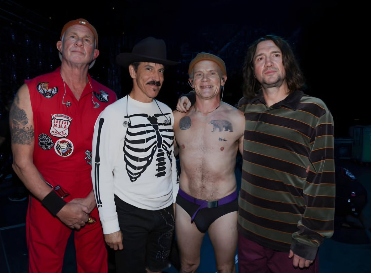 RHCPbr's tweet photo. Este foi o setlist da apresentação de ontem do Red Hot Chili Peppers no LA FireAid:

1 - Dani California
2 - Californication
3 - Black Summer
4 - Under the Bridge

Se você perdeu a apresentação, pode reassisti-la aqui:
https://t.co/0lIlfzD1H2 https://t.co/GrtkqtV1K1
