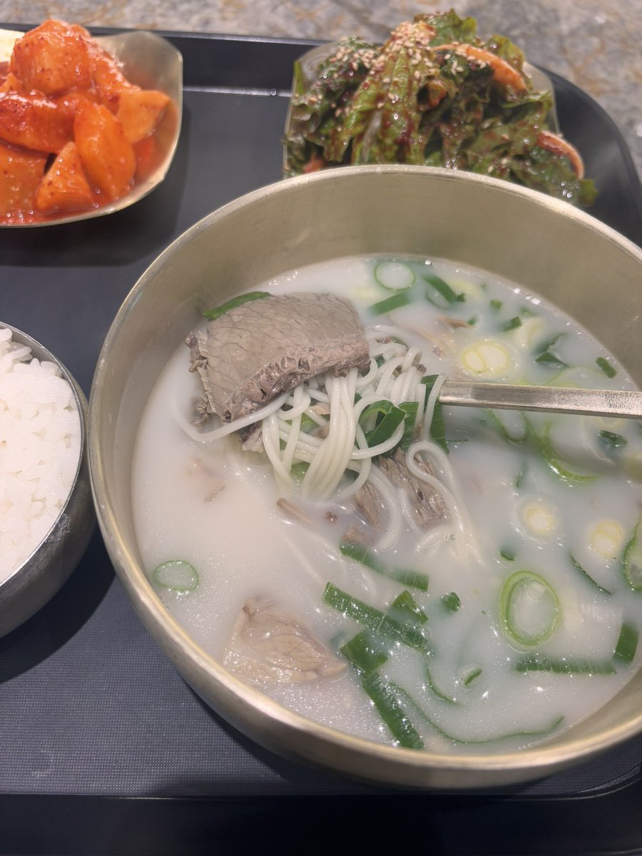 koshi194's tweet photo. 江南で1人ご飯。24時間営業で有難いし、店内は落ち着いた雰囲気で清潔感あって綺麗。ソルロンタン(12000W)は、国内産牛骨をじっくり煮込んで作ってるそう。お肉もたっぷり入っていました。そしてここのカクテキ美味しかった！

各席にタッチパネルあって決済まで可能(日本語なし)。夜行ったら空いてたんだけど、1人だしと思って狭い席座ってたら、親切な店員さんが"広いところおいで！"って場所移動させてくれました😂

📍ソウルカクトゥギ江南駅三店
서울 강남구 역삼로7길 17 1층 103호
江南駅から10分以内くらい