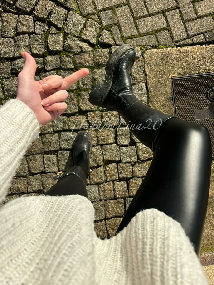 Zunge raus, Sklave! 

Leck meine Stiefel brav sauber, sonst bleibst du für immer versperrt.

Vielleicht nehme ich dich Loser für deine schlechte Arbeit auch einfach aus. Das treibt dich Versager ja am meisten an, hab ich Recht?🤭

findom