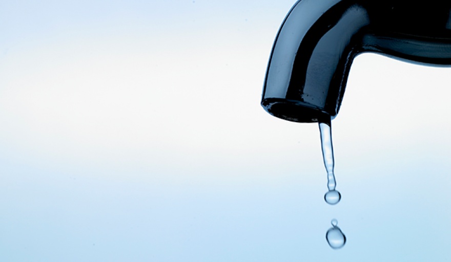 El ex concejal <a href="/gastoncrespoLP/">Gastón Crespo</a> pidió la emergencia del servicio de agua en La Plata y la región 

Info Blanco Sobre Negro -infoblancosobrenegro.com/nota/106458/cr…