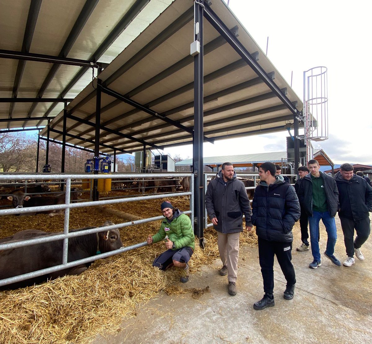 easolsones's tweet photo. 🐄 L’'alumnat de #MediRural ha pujat cap a La Seu d’Urgell per fer cap a la #CooperativaPirenaica. També ha fet parada al centre de testatge de raça Bruna dels #Pirineus, a #Bellestar, i a l’explotació Cal Xic (#Aravell), que disposa de dos robots de munyida.
#SortidesEASolsonès https://t.co/ziKP4XXSyV