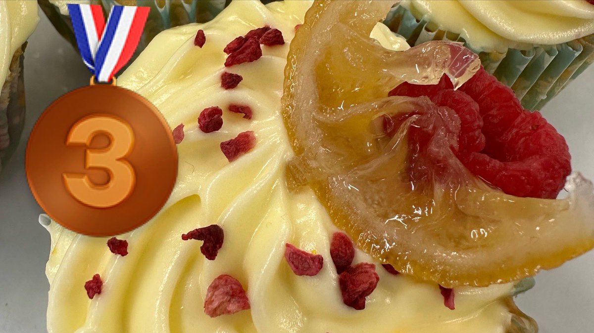 WaldegraveSch's tweet image. Congrats to Y8 bakers in this week’s #cupcakechallenge. The winners with matcha 💚 &amp;amp; strawberry 🍓 are 8FLE 🥇, followed by orange 🍊 &amp;amp; raspberry from 8PIR 🥈 and lemon 🍋 &amp;amp; raspberry from 8STR 🥉. Judges also liked 8PUN’s highly technical white chocolate covered strawberries 😋