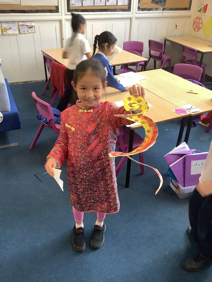 LarkHallPrimary's tweet photo. Year 3 celebrated Chinese New Year in class. We had some children share how they celebrate and then made snakes out of paper plates to celebrate the year of the snake. We did great listening π and creativity π©πΎβπ¬π¨ #lhtower #lhlondon #lhua #lhpscd #lhhgsu https://t.co/XYDb4MCmF0