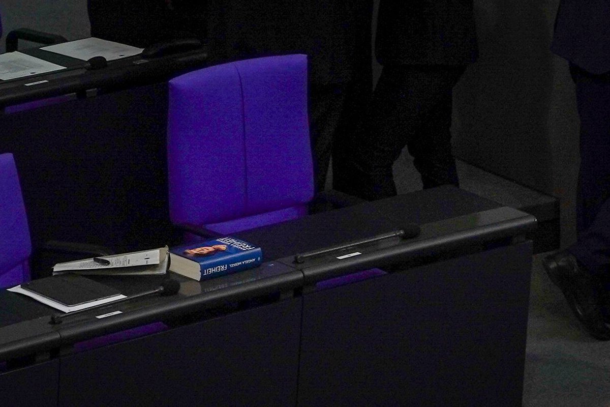 Robin Alexander (@robinalexander_) on Twitter photo Auf der Regierungsbank liegt die Biografie von Angela Merkel. Zwischen den Plätzen von Scholz und Habeck. (via <a href="/MelAmann/">Melanie Amann</a>) Auf der Regierungsbank liegt die Biografie von Angela Merkel. Zwischen den Plätzen von Scholz und Habeck. (via <a href="/MelAmann/">Melanie Amann</a>)