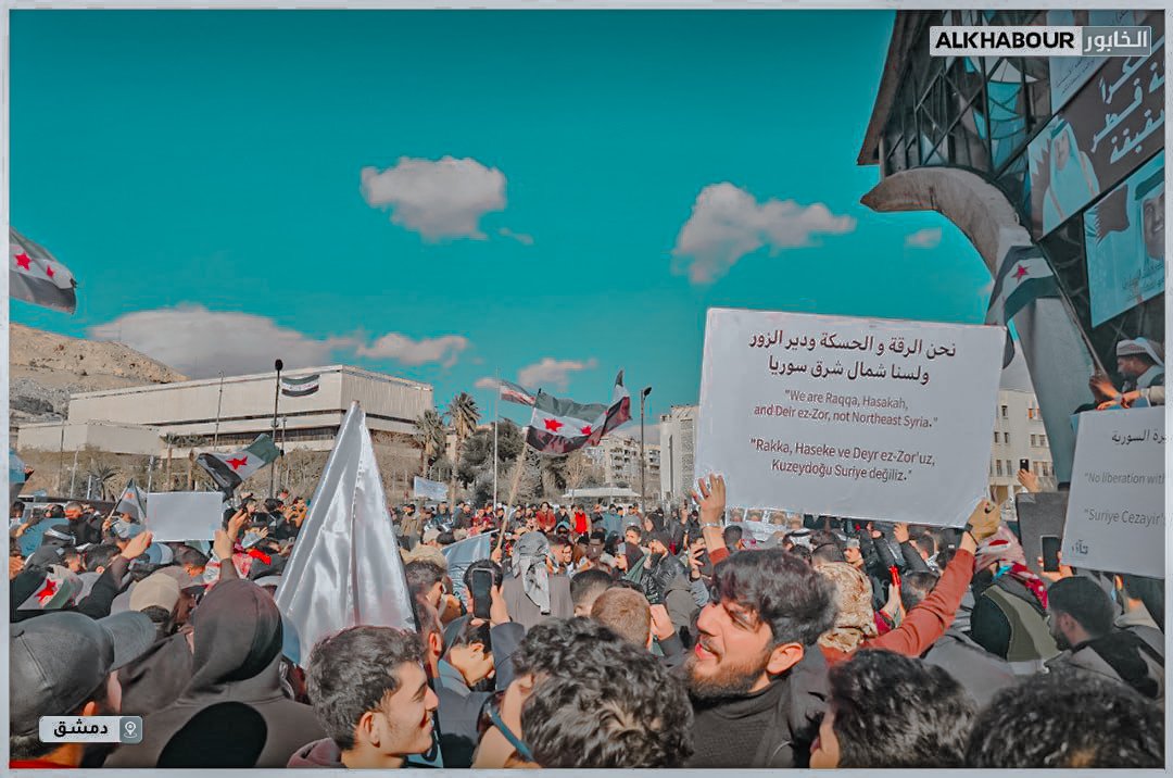 SOHEB209's tweet photo. خـ.ـروج مظـ.ـاهرة لأبناء الجزيرة السورية في ساحة الأمويين بالعاصمة #دمشق طالبت الحكومة السورية بتحرير المنطقة الشرقية وطرد ميلـ.ـيشـ.ـيا ″ ب ي د ″ منها https://t.co/p4lqFnzlS2