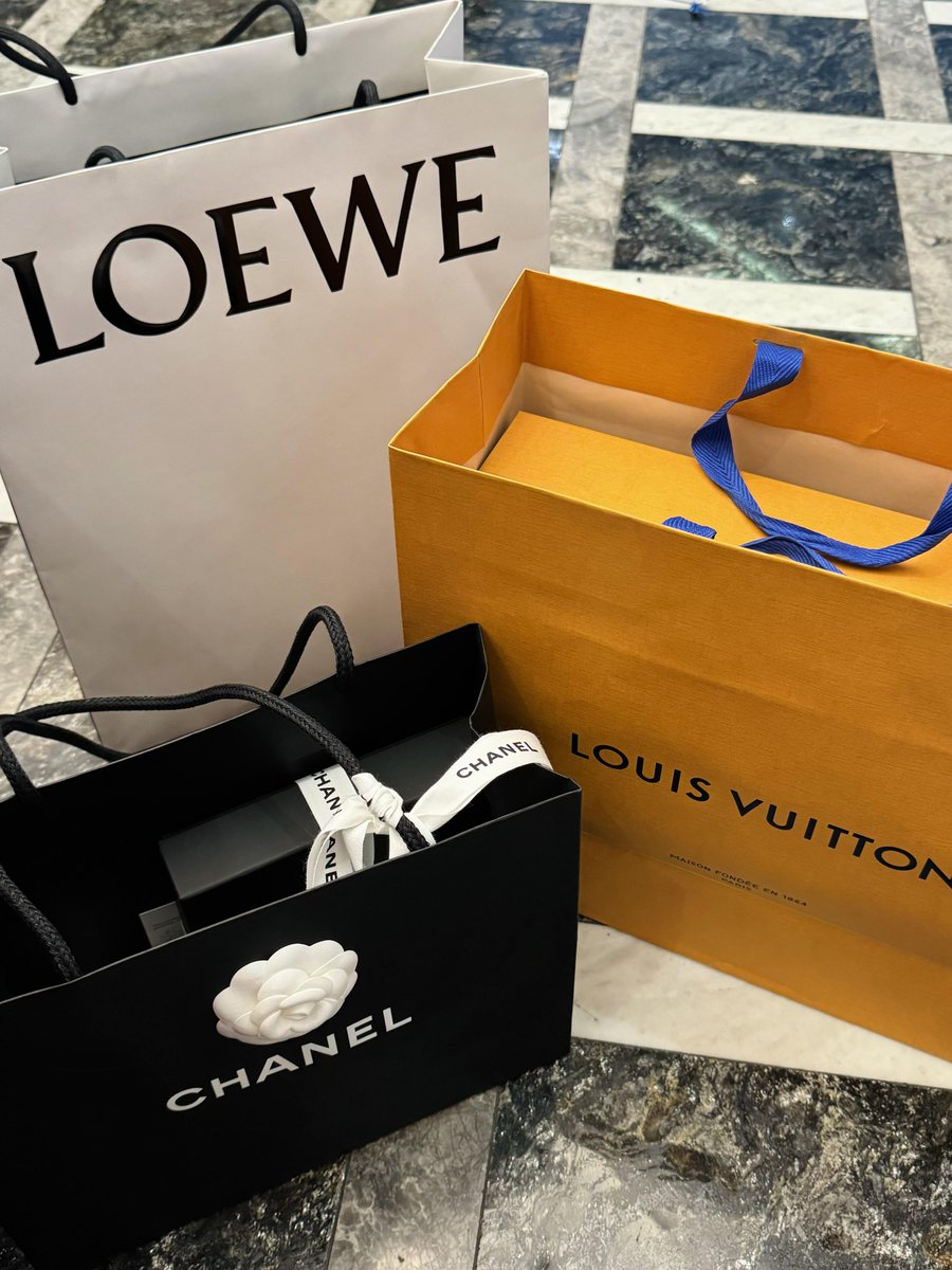 Lemayiu's tweet photo. 時間帯ごとに室内で噴水パフォーマンスが行われ、下の1階にあるゴンドラはベネチアンと同じもの。ボート体験をした後は、普通のショッピングモールよりも快適でしょう。 https://t.co/0975PkRouA