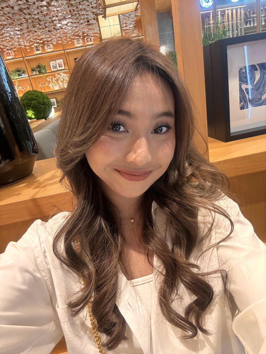 khansaneira's tweet photo. spall spill warna rambut &amp; haircare nya! 🙆🏻‍♀️🤍✨

how i achieve this hair color, mulai dari salon, cat rambut, haircare, sampe catokan! https://t.co/0Kkn8i6vlu