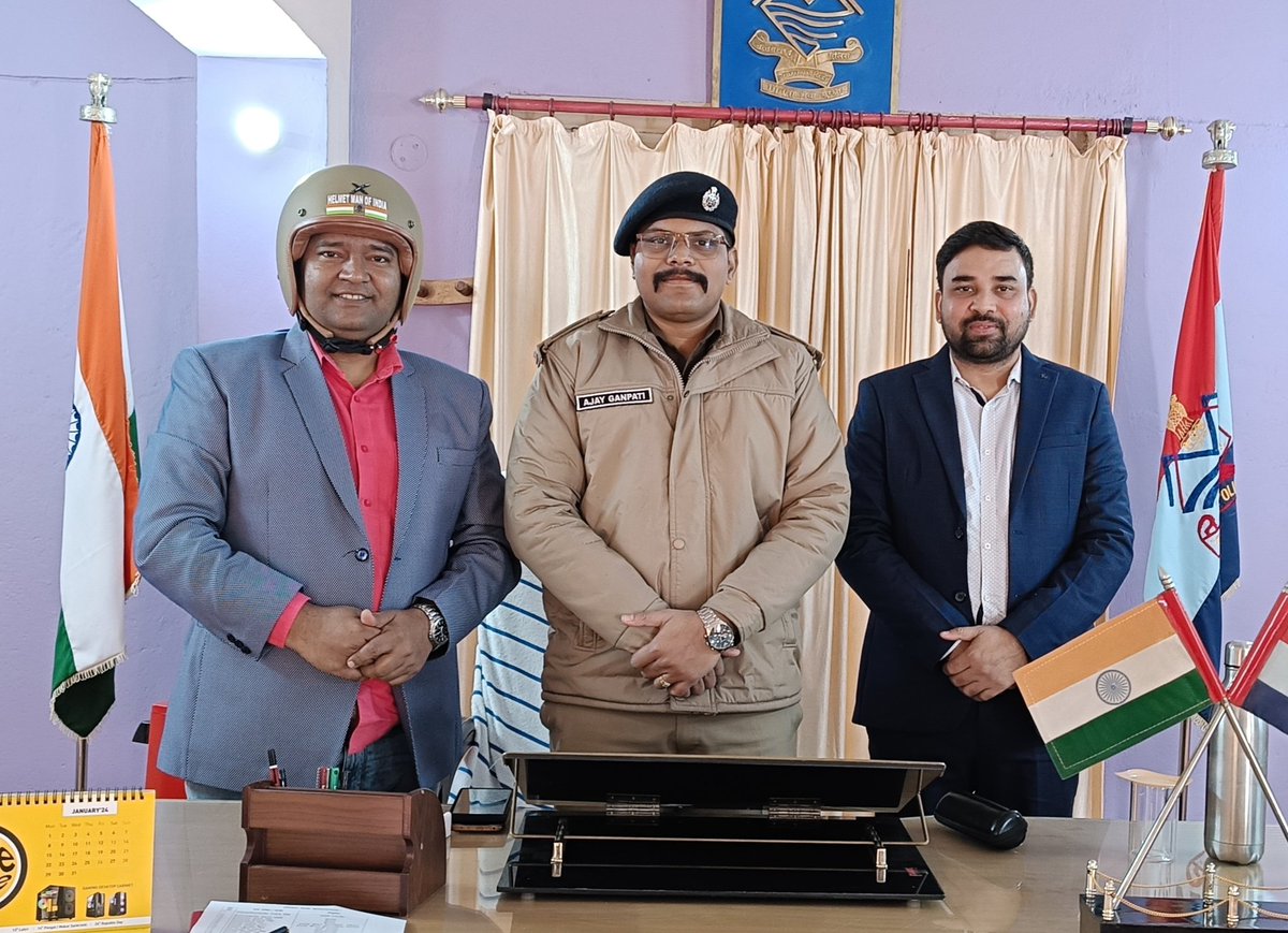 helmet_man_'s tweet photo. यह IPS अजय गणपति जी हैं अपनी बाइक के पीछे बिठाकर मुझे पूरा शहर घुमा दिए. यह चंपावत जिले के कप्तान है और सड़कों पर हेलमेट पहन कर जिले का भ्रमण भी कर लेते हैं. इनके इस अंदाज की वजह से छेत्र के सभी थाना इंचार्ज और पुलिस कर्मी ड्यूटी के दौरान विशेष तौर पर बाइक वालों का ध्यान रखते हैं.🙏🚦🇮🇳 #helmetmanofindia #roadsafety #helmetman #TrafficRules @MORTHIndia
