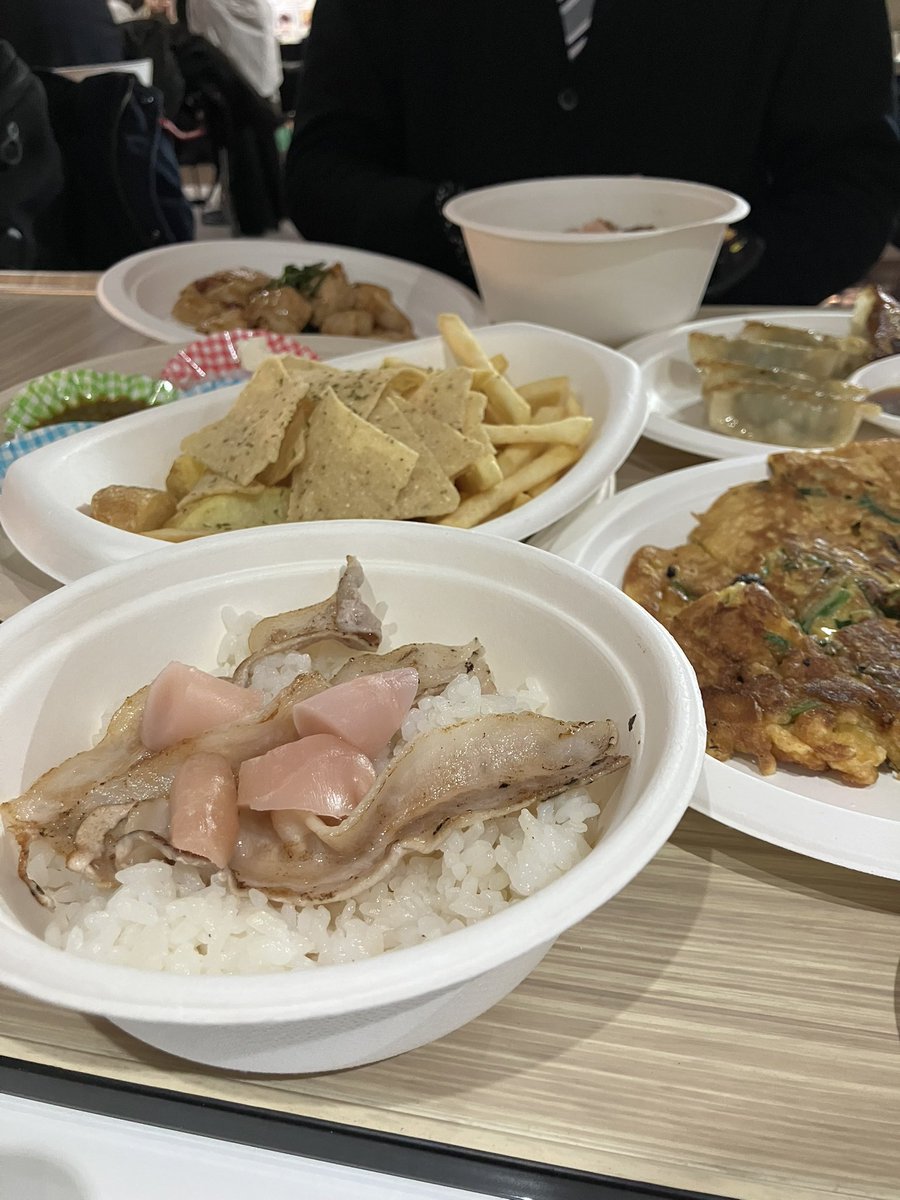 EnoKnoko's tweet photo. 音食キッチン！
美味しかったけど腹パンすぎてやばい！！ https://t.co/p5sjYU31Ph