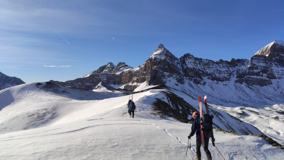 IPE_CSIC's tweet image. ❄️Reciente campaña del Grupo @CryoPyr en la cuenca experimental de Izas (#Huesca) en #Pirineos, para realizar verificaciones de instrumentación y establecer plots de monitoreo de interacción polvo/nieve.
ℹ️ Info sobre el grupo: cryopyr.csic.es