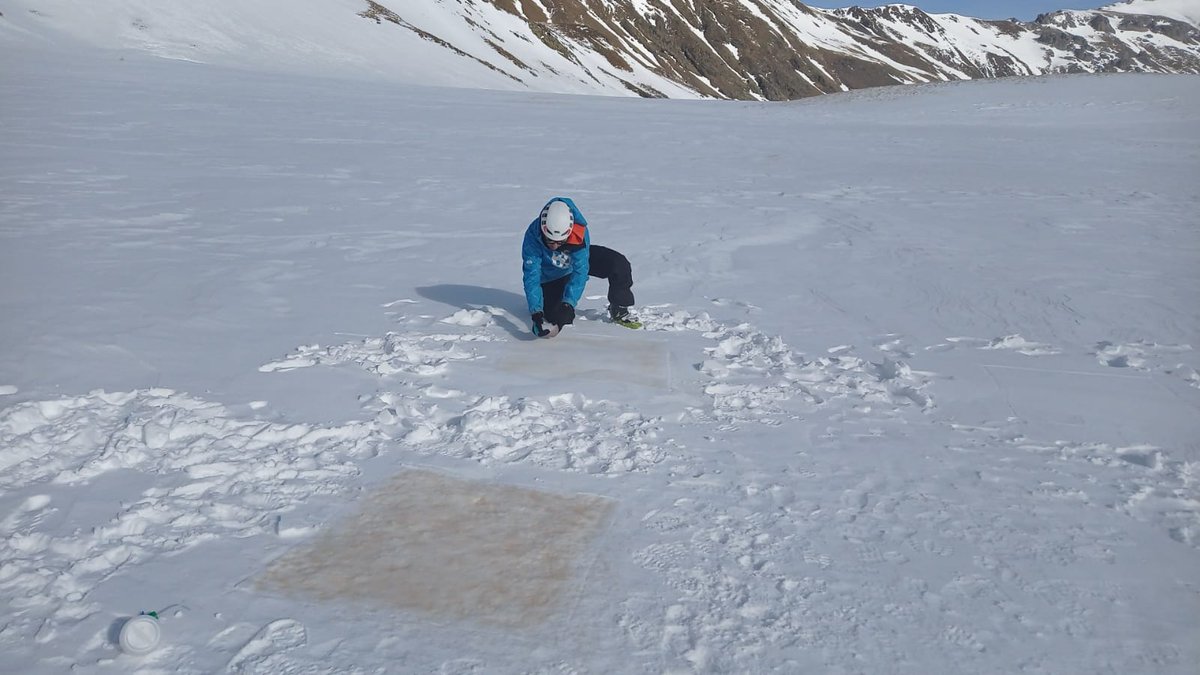 IPE_CSIC's tweet image. ❄️Reciente campaña del Grupo @CryoPyr en la cuenca experimental de Izas (#Huesca) en #Pirineos, para realizar verificaciones de instrumentación y establecer plots de monitoreo de interacción polvo/nieve.
ℹ️ Info sobre el grupo: cryopyr.csic.es