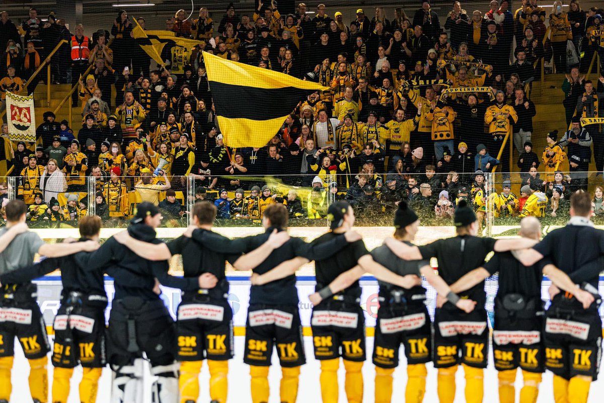 Liiga_SaiPa's tweet photo. Juuri tulleen tiedon mukaan Etelä-Karjalan urheilugaalassa on tänään palkittu vuoden Etelä-Karjalan urheilujoukkueena SAIPA sekä vuoden valmentajana RAIMO HELMINEN. RaiPa kiittää saamastaan huomionosoituksesta! 🤩
#SaiPa #Liiga #YhdessäVahvempia https://t.co/x51AlzEG2p