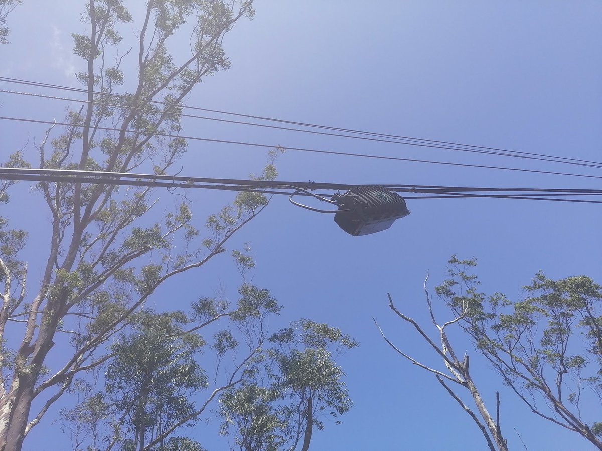 zantrod's tweet photo. @TigoPanama @ValledAnton @AsepPanama Un camión de hormigón halo unos cables y nos acaba de dejar sin servicios de Internet, cable y teléfonia en la entrada del barrio de Capirita, valle de antón https://t.co/jlxmAwFyn5