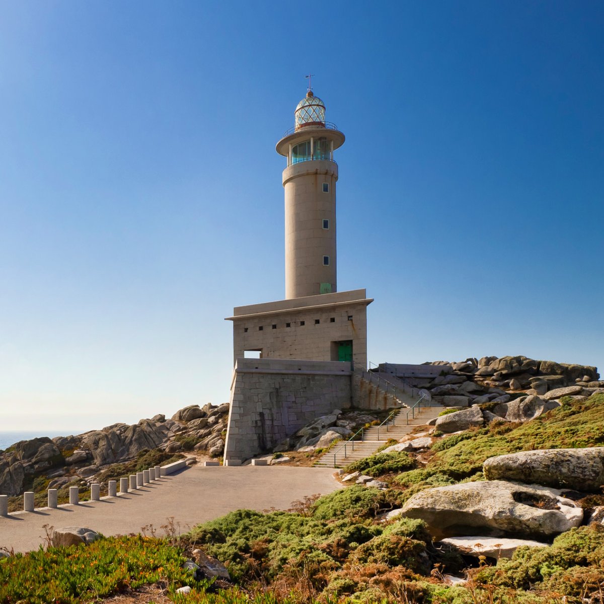 ¿Cuánto te gusta hacer senderismo? 

🌄 Si te encanta la aventura, visita #Galicia y recorre los 200 km del Camiño dos Faros, que conecta Malpica con Finisterre. La ruta se divide en ocho etapas y encontrarás encantadores pueblos para descansar. 

#VisitaEspaña #Senderismo
