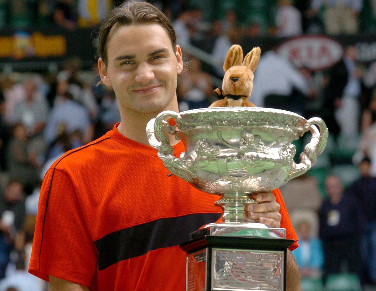 Un día como hoy, pero de 2004, Roger Federer 🇨🇭 se consagraba campeón del #AustralianOpen por primera vez.

🔸En la final, el suizo se impuso ante Marat Safin 🇷🇺 por 7–6 (3), 6–4 y 6–2.