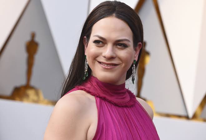 Si alguien debió haber sido el hito de nominar a una actriz trans, es DANIELA VEGA. Estupenda actriz chilena que hizo una película BRUTAL: 

UNA MUJER FANTÁSTICA 🇨🇱

Hubiera quedado en los libros con decoro. 

Ahora esta inclusión quedó manchada por una persona racista y horrible