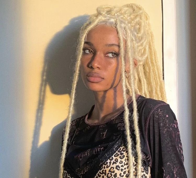 𝗙𝗜𝗖𝗛𝗔 𝗢𝗡

◜ 𝓟andora 𝓡osier &amp;&amp;. @pzndrosier◞

⭒  𝓘dade: 19
⭒ 𝓟ronomes: ela/dela
⭒ 𝓢exualidade: bissexual
⭒𝒫ais: Tiana e Naveen