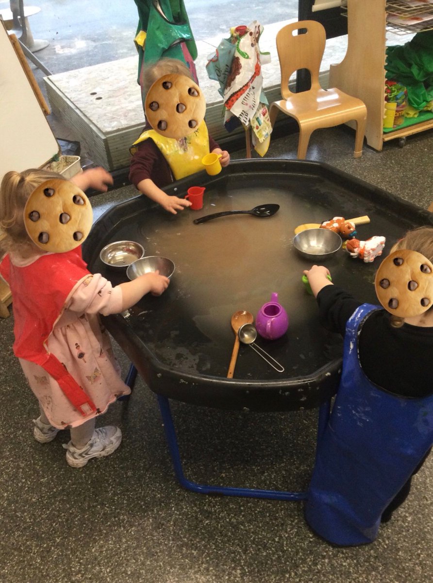 fordbridge2013's tweet image. Children in FCP celebrated International Hot Chocolate Day with delicious cocoa drinks and scrumptious cookies during snack time. The Poppies room, had a blast crafting their own unique hot chocolate potions using water, cocoa, and a variety of utensils. #HotChocolateDay #FCPFun