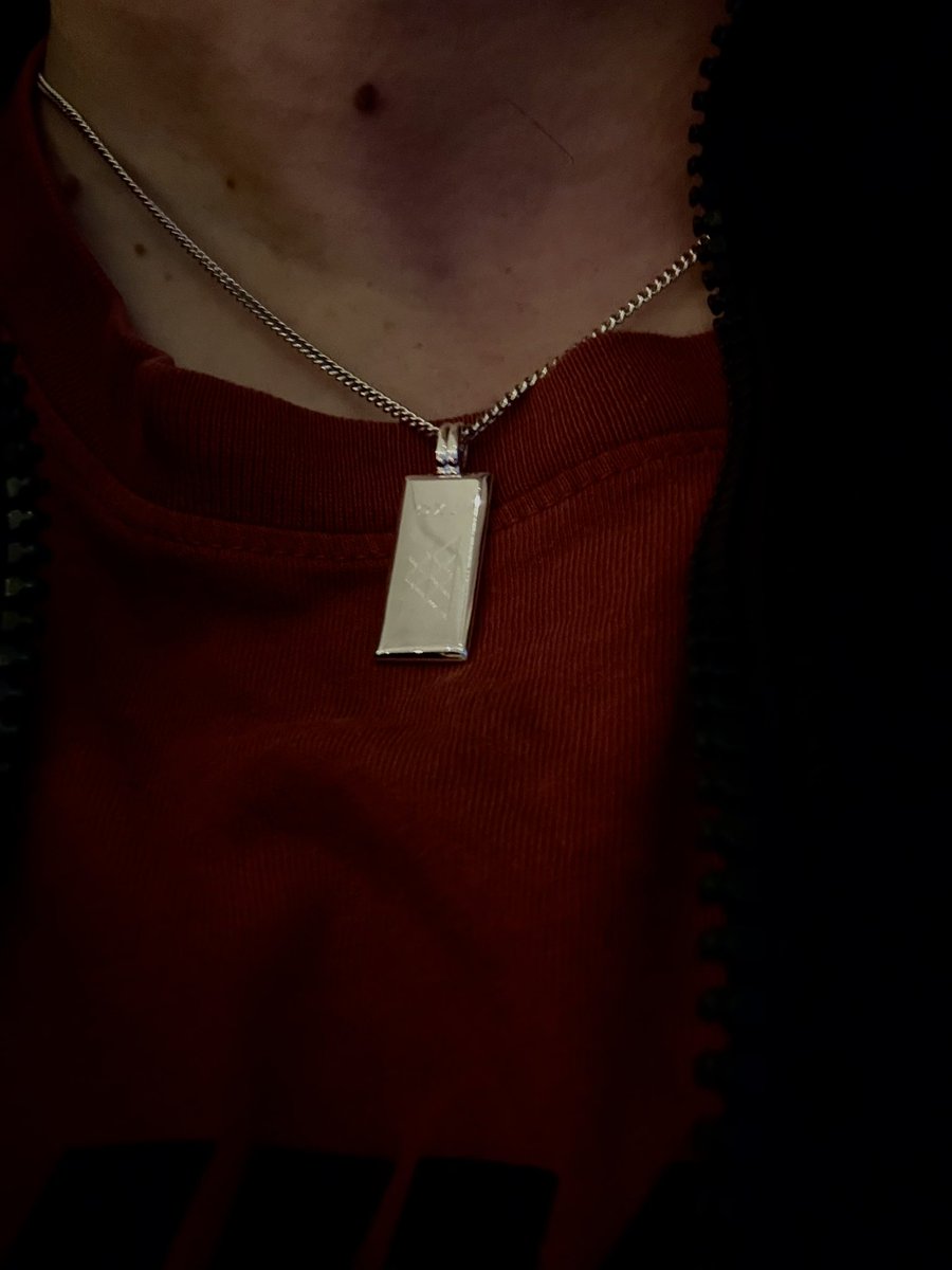 Look at this beautiful necklace from my wonderful pup <a href="/VorpalGambit/">Gambit</a> 💜