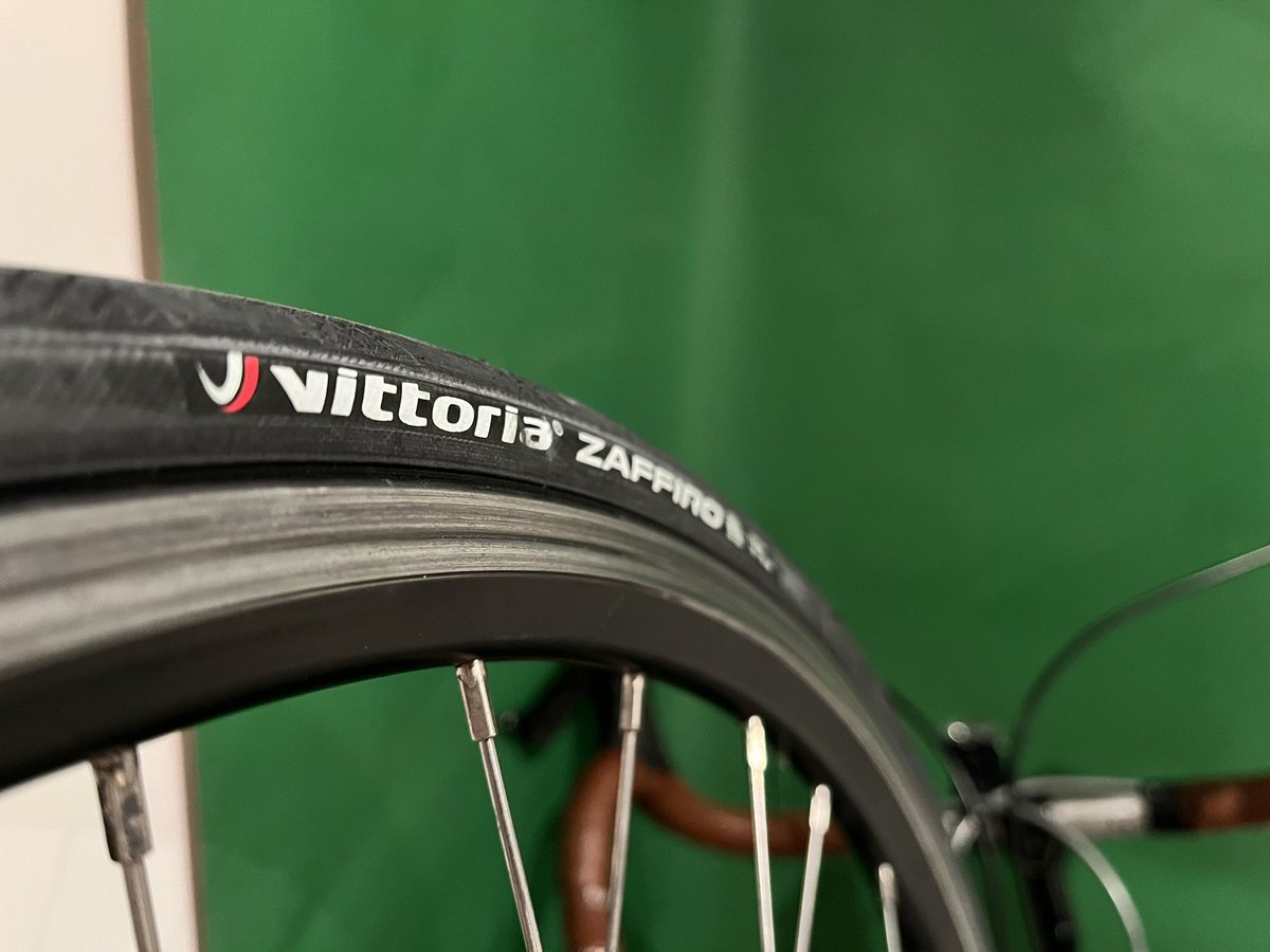 andyes_97's tweet photo. Cubiertas, frenos y cadena… y de regalo me encintan el manillar, me ajustan el cambio y me limpian la bici. 
Felicidad perfil bajo https://t.co/MlgfnYqOeJ