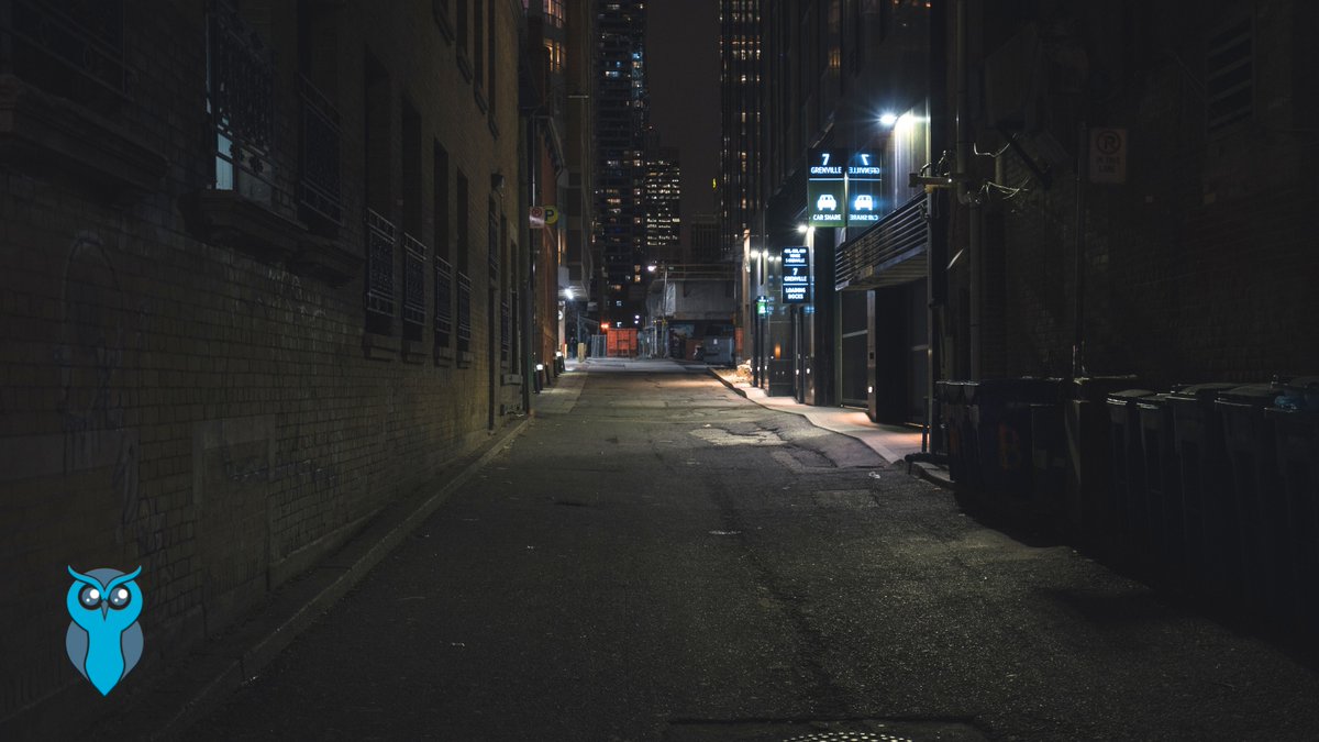 SafewithUlli's tweet photo. Can you identify the safety risk in this image? 

The alley shown here lacks proper lighting, which can increase the likelihood of accidents and security issues. 

If you don't feel safe in your back alley, contact SafewithUlli. https://t.co/cqupjJL66c