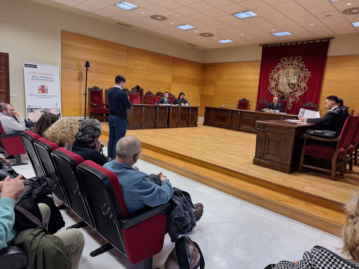 El <a href="/TSJEXT/">TSJ Extremadura</a> recibe a casi 300 visitantes en la I Jornada de Puertas en la que los ciudadanos han podido conocer el Palacio de Justicia del siglo XVIII y asistir a juicios simulados. Gracias a la colaboración del Juez Decano de Cáceres, la Fiscal Jefa de Cáceres y el <a href="/IcaCaceres/">𝕀ℂ𝔸 ℂ𝔸ℂ𝔼ℝ𝔼𝕊</a>.