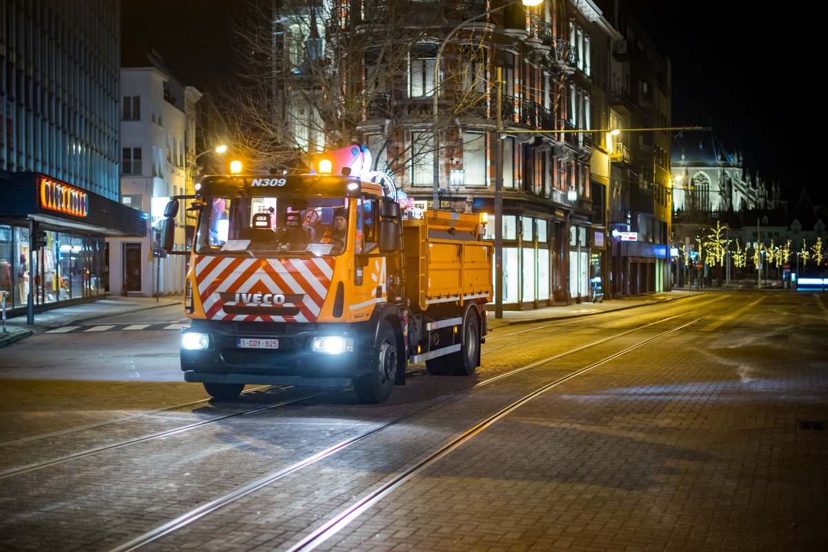 Stad Antwerpen (@stad_antwerpen) on Twitter photo Er is kans op gladheid deze nacht. ❄️ Wij strooien alvast de fietspaden en wegen. Hou jij het voetpad voor je deur ijsvrij? Zo kan iedereen morgenochtend veilig op pad. Alle info bit.ly/3WcakYN Er is kans op gladheid deze nacht. ❄️ Wij strooien alvast de fietspaden en wegen. Hou jij het voetpad voor je deur ijsvrij? Zo kan iedereen morgenochtend veilig op pad. Alle info bit.ly/3WcakYN