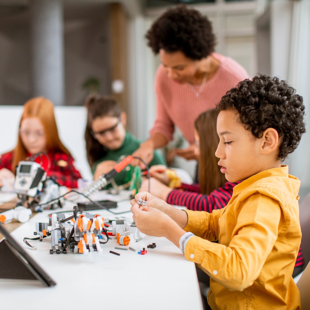 StudentNest's tweet image. Step into the future with StudentNest&apos;s Robotics program! 🤓

Our approach helps students build not just robots, but also confidence and critical thinking skills. 🤖🔧
.
.
#studentnest #nestingsuccess #onlineeducation