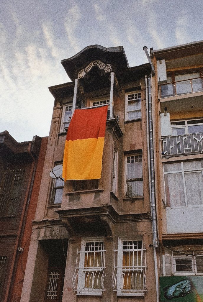 bu şehrin her sokağında aşkımızın izi kaldı