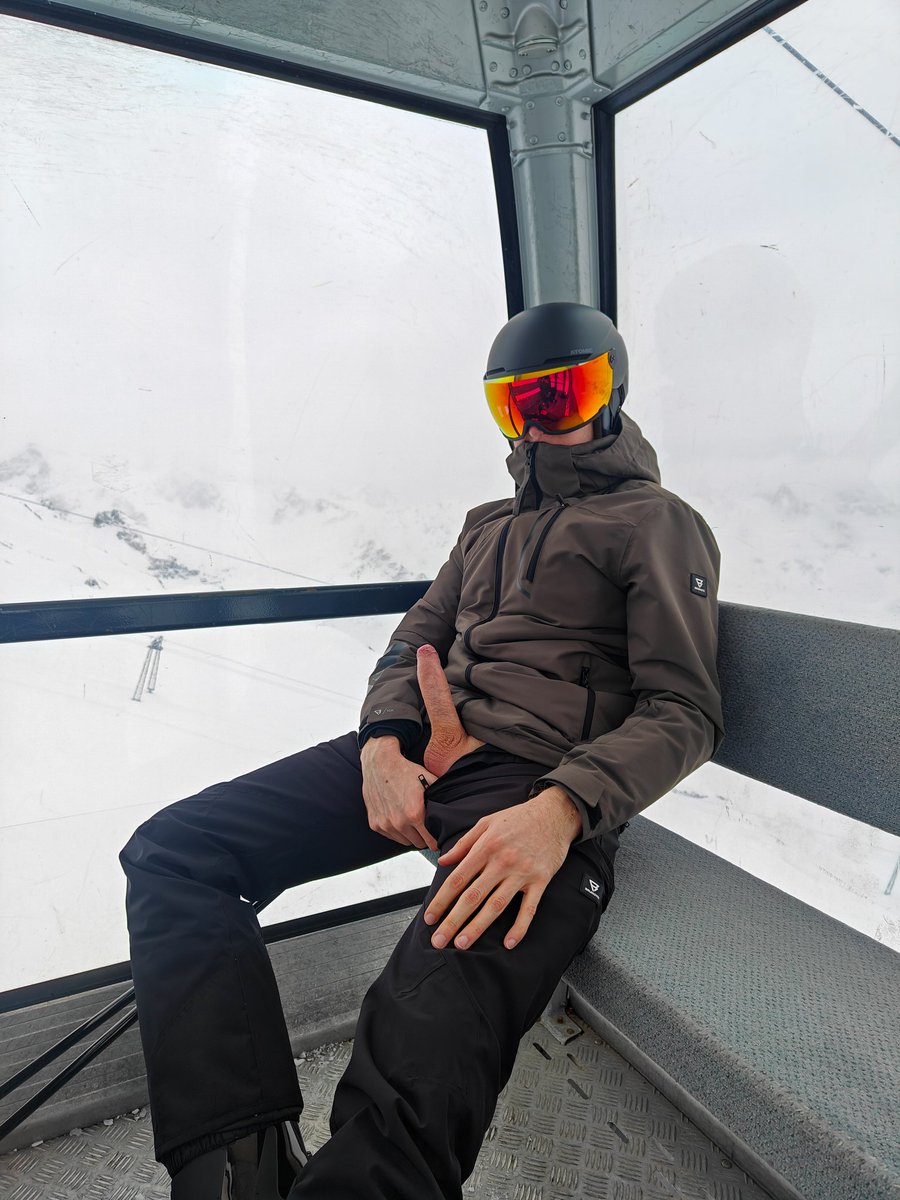 NakedExplorers's tweet image. High above the ski slopes... who’s ready to join us for the ride? 😏❄️ 

@BelgianGays @BelgianCocks @GaysFromBelgium @belgiumgay2