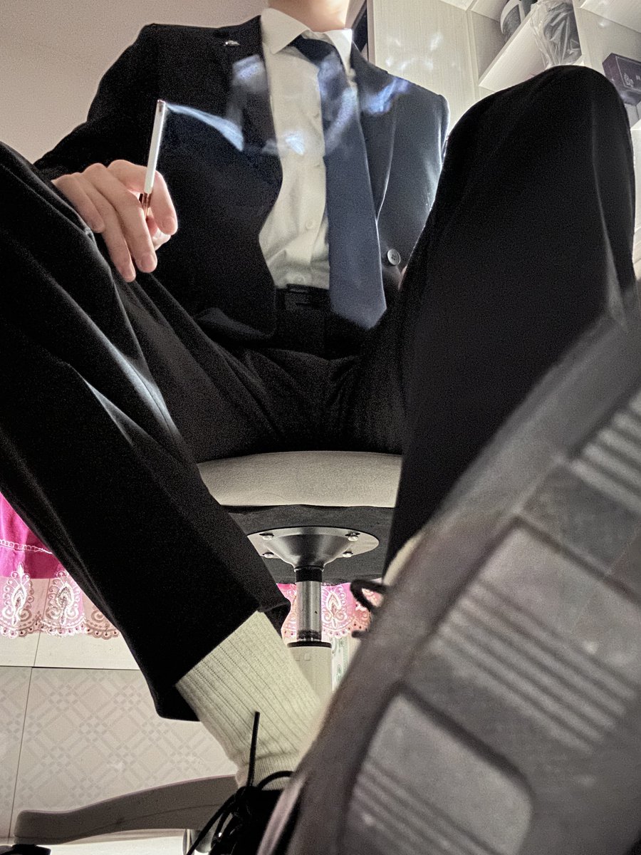 0704ljx's tweet photo. 想不想被踩在脚下 https://t.co/WTlifVCh3l