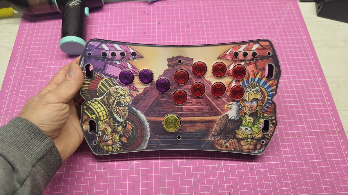XBattleMonkeyX's tweet photo. Here the SL-X features:
-28 Available layouts
-Removable USB-C port (easy repair)
-3d printed case (light and reliable)
-Available artwork
-#kaihl low profile v2 switches
-RP2040ce firmware
-From 120 Euros!!!
#arcadestick #fightstickfriday #arcade #custombuild #leverless https://t.co/tHBlpd7VH6