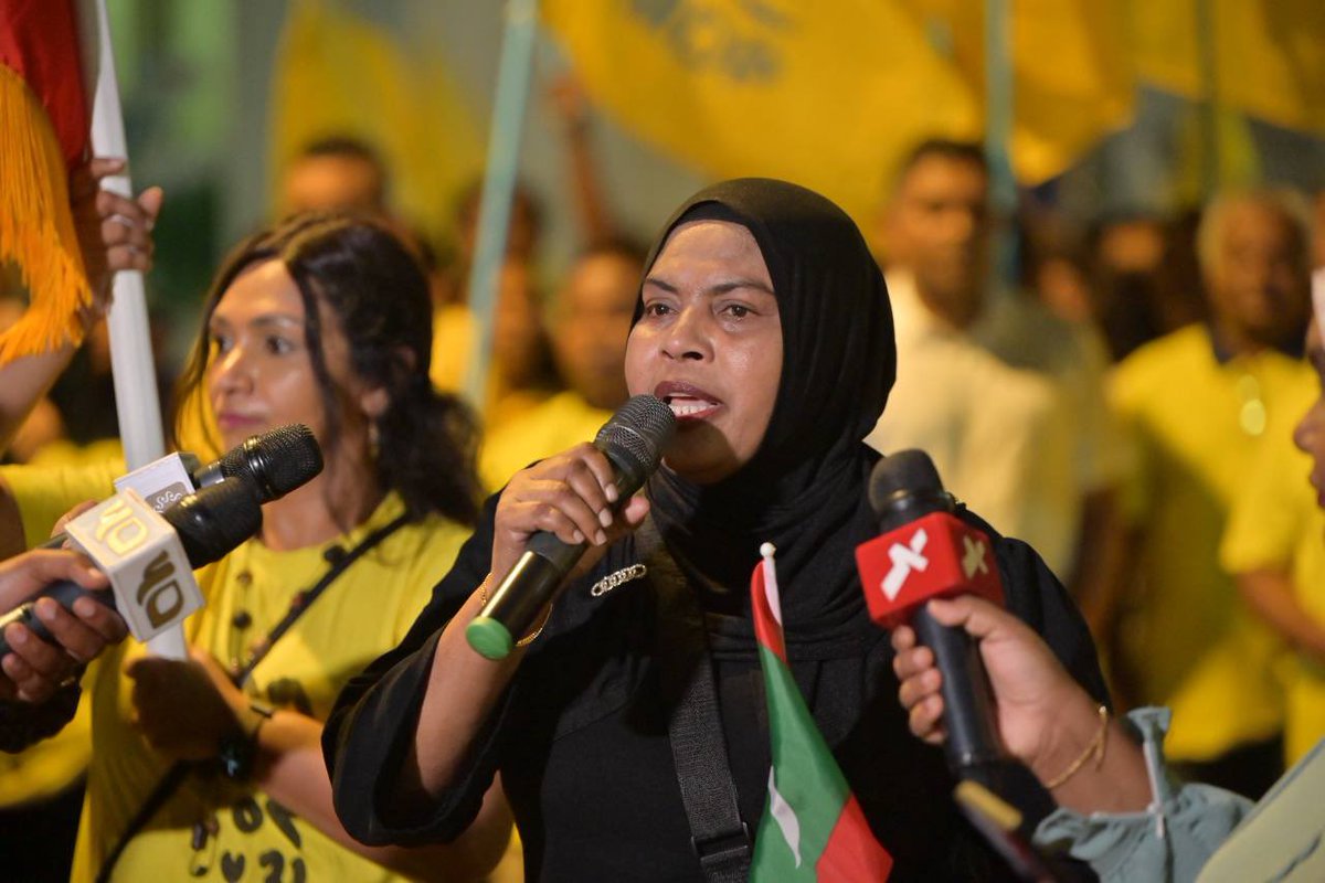 Our speakers address the rally at Ameenee Magu.

#FudhijjeFundijje