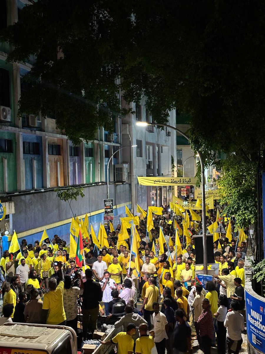 Our speakers address the rally at Ameenee Magu.

#FudhijjeFundijje