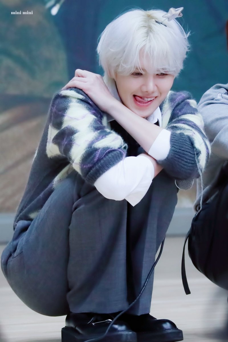 I love KANG MINHEE from CRAVITY I think he's neat <3