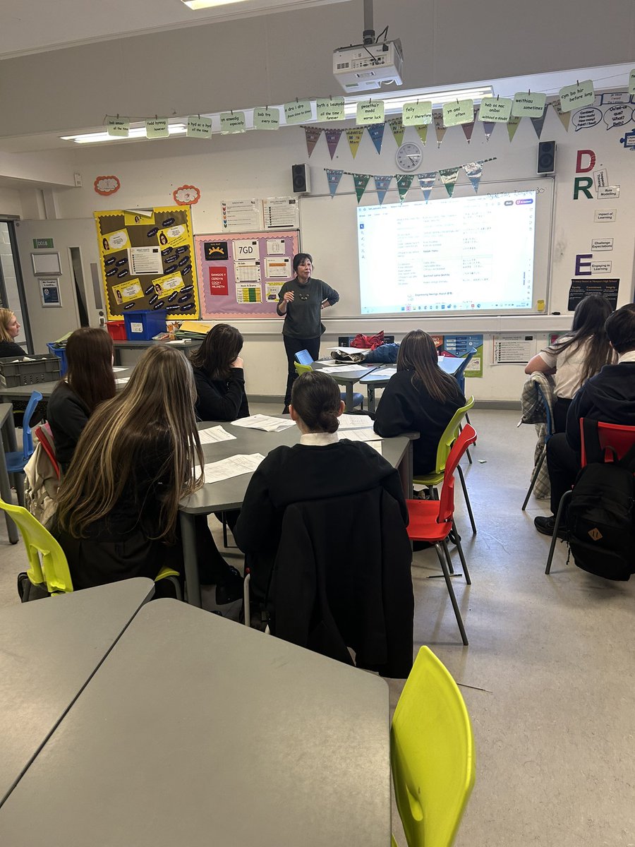 CymraegMrsV's tweet photo. We are on countdown until we go to 🇯🇵 But first, we need to learn the basics! Arigato gozaimasu @japansociety for organising the lesson. Diolch i @TaithWales for the amazing opportunity to be able to go….@NewportH 🇯🇵🇯🇵 https://t.co/cgBU4cZv96
