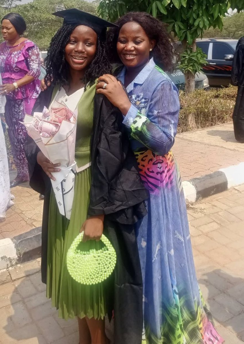 oshereatiolorin's tweet photo. Big congratulations to our amazing singer “Senwele Jesu” as her daughter gained admission to higher institution 🍾🙌🏻❤️
#oshereatiolorinyorubanews
#senwelejesu #jago #Ahmed #Tinubu #Safeera #ganusi https://t.co/R9wn6xdrRK
