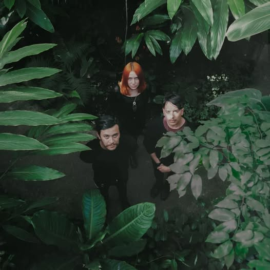 BanDesconocidas's tweet photo. #DalePlay 

La Sencillez del Silencio es otra de las canciones que trae Los Que Dejamos Atrás, el nuevo álbum del trío colombiano @AzarParalelo. Esta canción instrumental de poco mas de un minuto, fluye en el post punk.
Chequéala cliqueando este link: https://t.co/glJOAk9DLA... https://t.co/jCcM5a4RWT