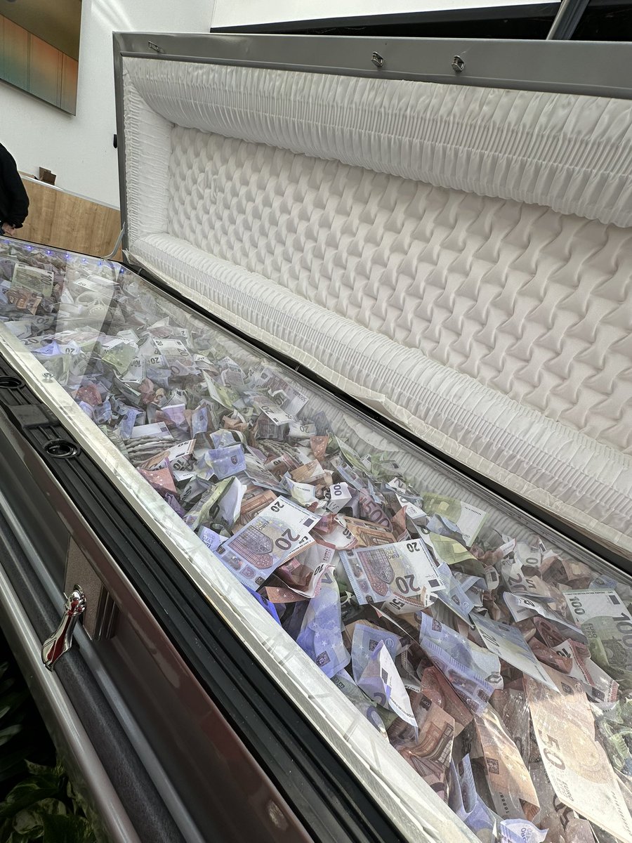 À l'entrée de #CryptoXR on est accueilli par un cercueil rempli d'euros😂 
Oubliez les monnaies fiat, buy bitcoins