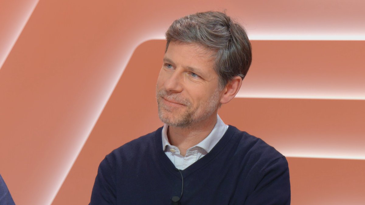 🕵️ Philippe Charlier (<a href="/doctroptard/">Philippe Charlier</a>), médecin légiste et paléopathologiste, nous raconte la résolution d'un “cold case” historique : les mystérieuses taches brunâtres sur “la table de Robespierre”. 

➡  tinyurl.com/28min310125