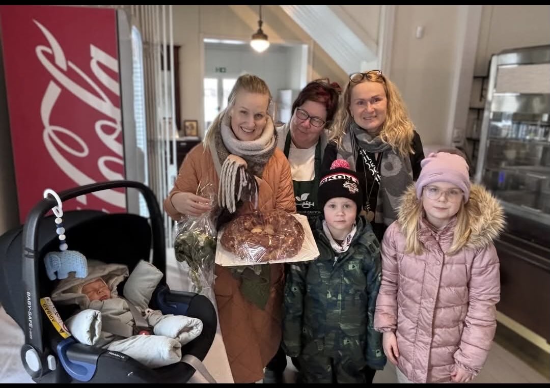 Taipalsaare kunta ja <a href="/UllaLiukkonen1/">Ulla Liukkonen</a> Liukkonen muistivat rotinoilla Taipalsaaren ja koko Länsi-Saimaan vuoden 2025 ensimmäistä syntynyttä lasta. Janni Liimataisen ja Markus Niemisen poika s. 6.1.2025.Rotinat ovat osa karjalaista kulttuuriperintöä, jota Taipalsaaren kunta edistää.