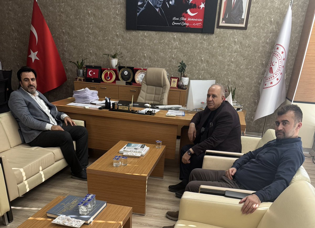 zahirkandas's tweet photo. Gece gündüz demeden, samimi ve dürüst bir şekilde Van halkına hizmet eden Van Bölge Araştırma Hastanesi Başhekimi Sayın Remzi Sarıkaya’nın babasının vefatını derin bir üzüntüyle öğrenmiş bulunuyorum. İl dışında olmam nedeniyle ancak bugün taziye ziyaretinde bulunabildim. Merhuma Allah’tan rahmet diliyor, başta Sayın Remzi Sarıkaya olmak üzere tüm ailesine sabır ve başsağlığı temenni ediyorum. Mekânı cennet olsun.@remzi_sarikaya