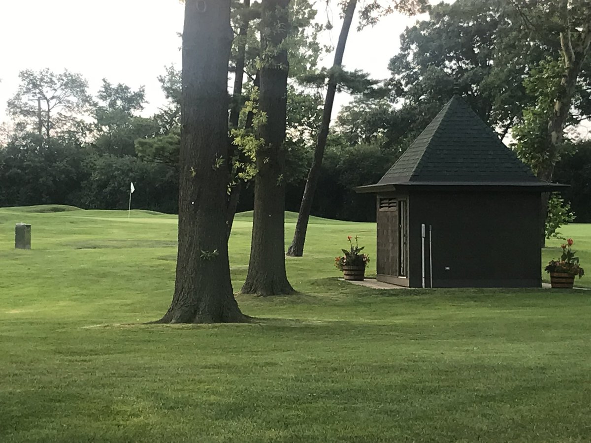 eslergolf's tweet photo. Architects of any discipline spend a lot of time trying to create a sense of place or “genus loci”. On a restoration or remodel project it can mean emphasizing an existing feature. At HGC, we decided to design the relocated #3 Green around an existing out building
@GolfClubAtlas https://t.co/S7QmEminQQ