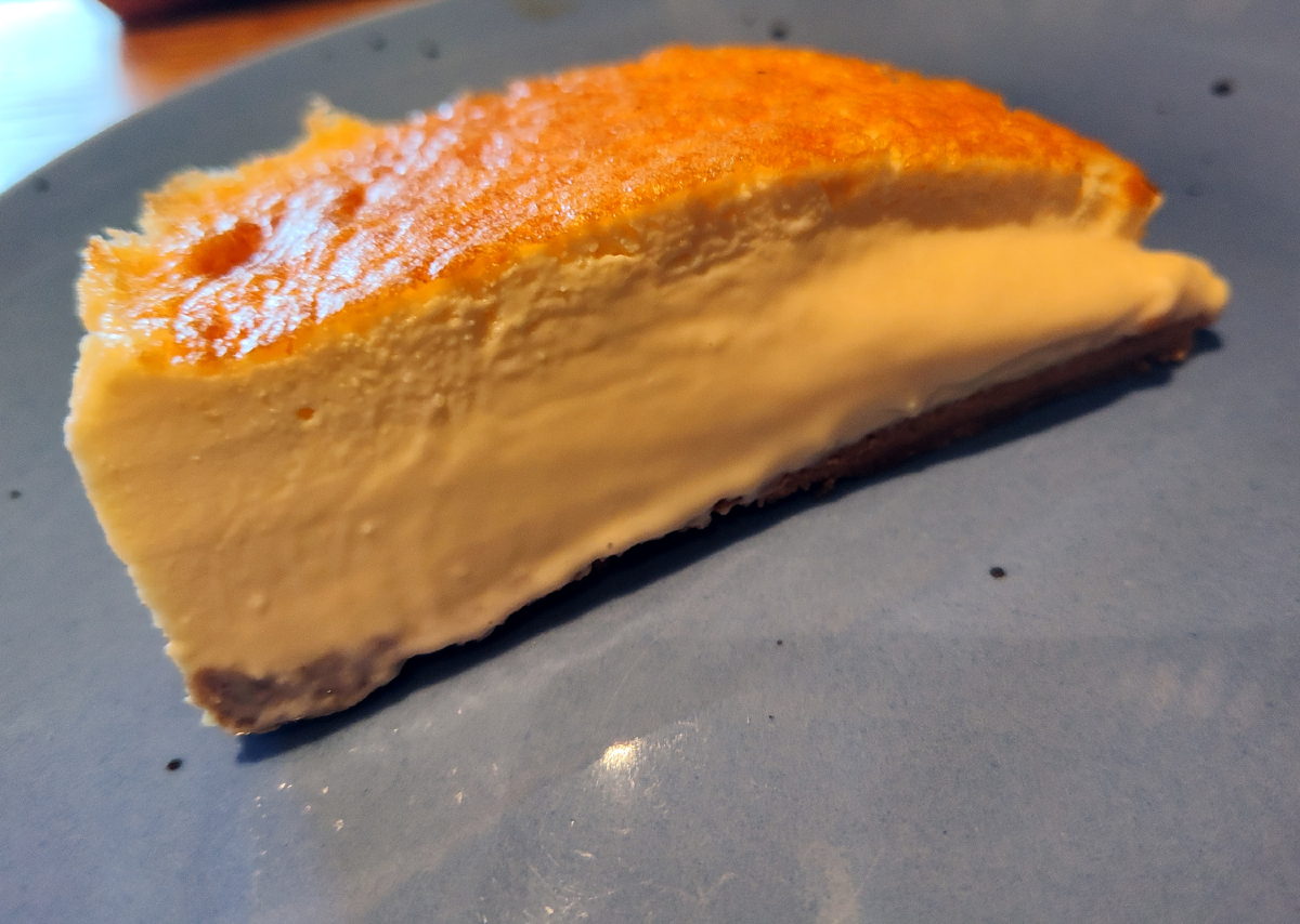 Hay muchas tartas de queso, pero pocas son como la de Bacusº. Cremosa y con sabor, para que sea el broche de oro a un gran homenaje.
#Turófilos #Almería