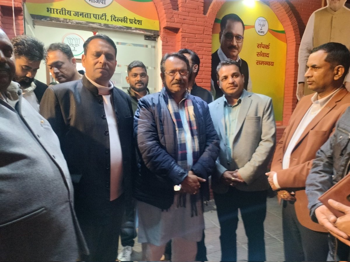 आज केंद्रीय मंत्री हर्ष मल्होत्रा जी से प्रदेश कार्यालय में मुलाक़ात हुई . साथ में हैं धोबी समाज के नेशनल प्रेजिडेंट सीता राम जी.