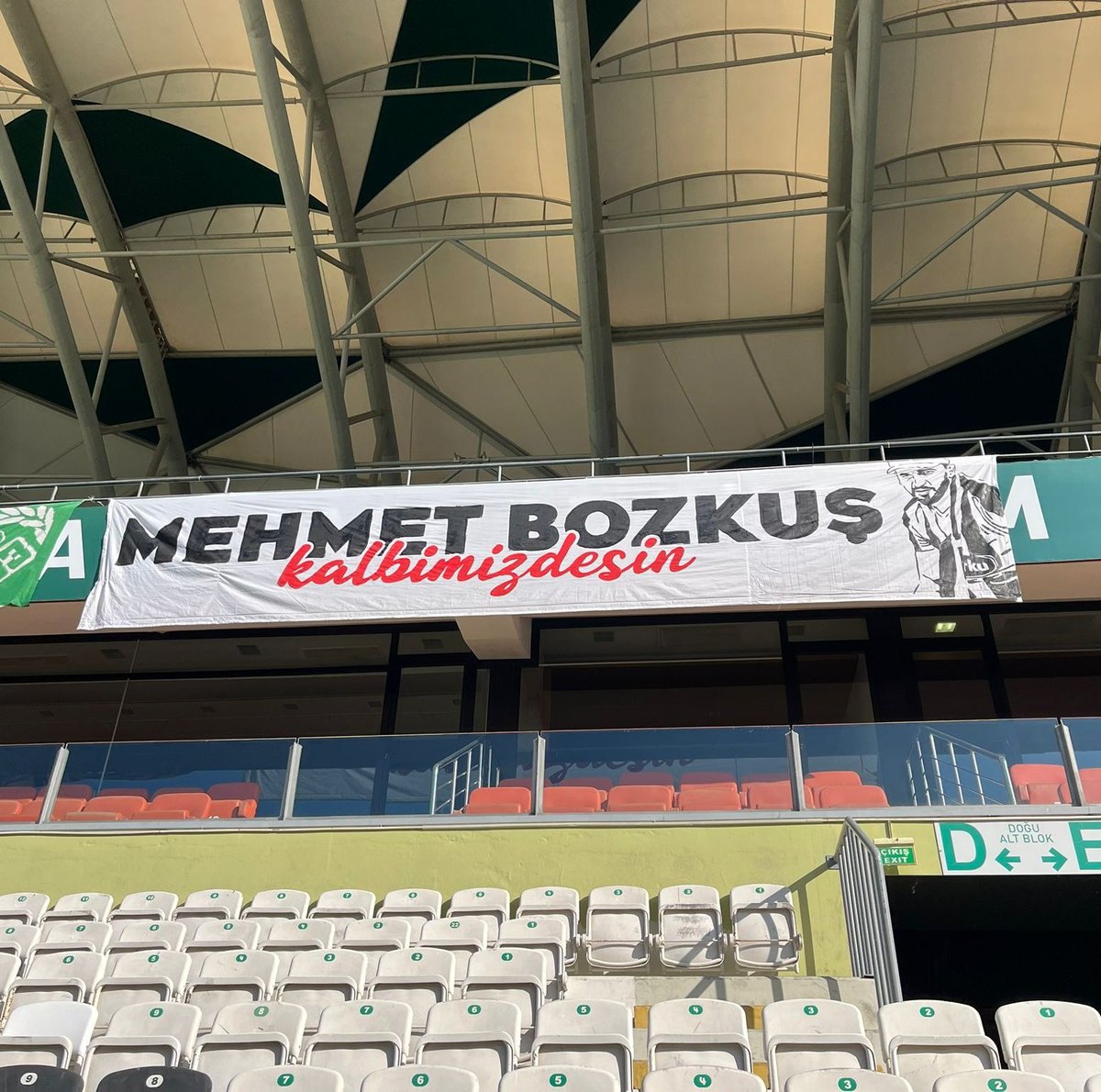 Geçtiğimiz hafta aramızdan ayrılan tayfamızın sevilen ismi Mehmet Bozkuş anısına yaptığımız pankart stadyumdaki yerini aldı.
